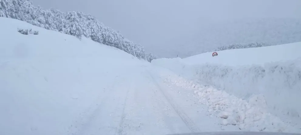 Video: Muros de nieve de hasta 2 metros de altura en el paso Cardenal Samoré 