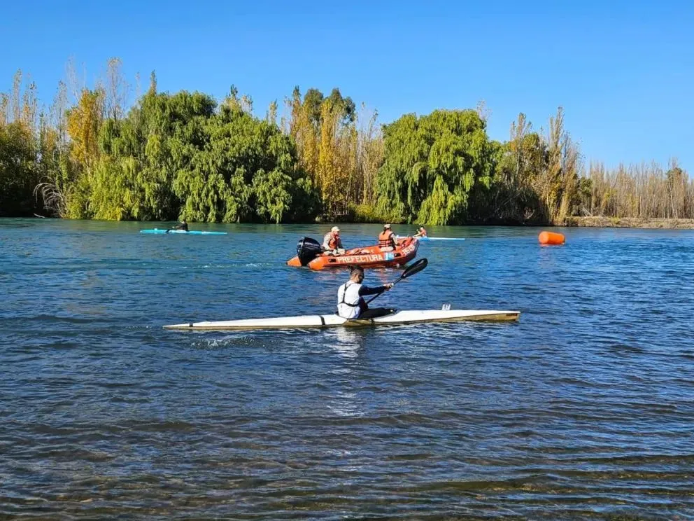 Prefectura Comahue reitera normativas para la navegación deportiva y comercial en los ríos y lagos de la región