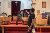 VIDEO: un hombre sacó un arma en plena misa e intentó matar al pastor