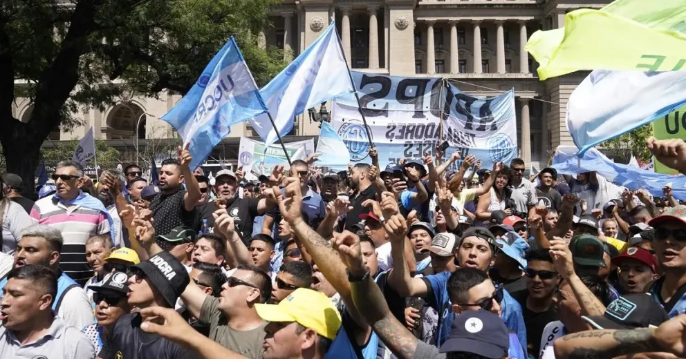 El Gobierno anunció que le descontará el día a quienes se sumen al paro convocado por la CGT