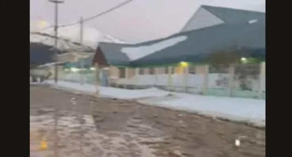 La entrada a la Escuela 154 de El Frutillar se encuentra totalmente inundada