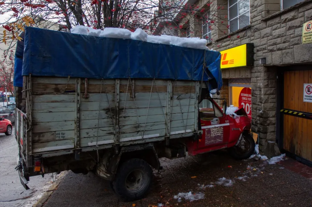 Camión sin frenos no terminó dentro de un local por milagro