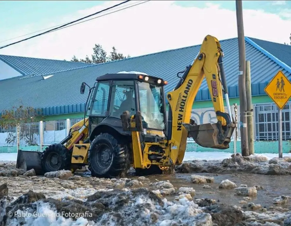 Cuadrillas de la Delegación Sur trabajan en despejar accesos en el barrio El Frutillar