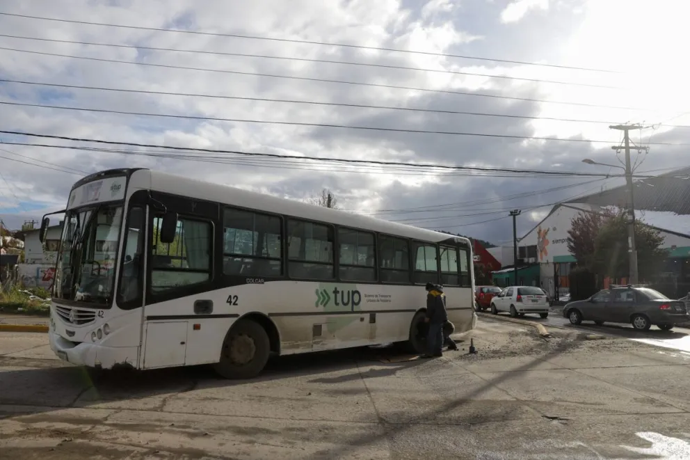 Un colectivo de Mi Bus perdió una rueda en plena marcha y tuvieron que cortar el tránsito