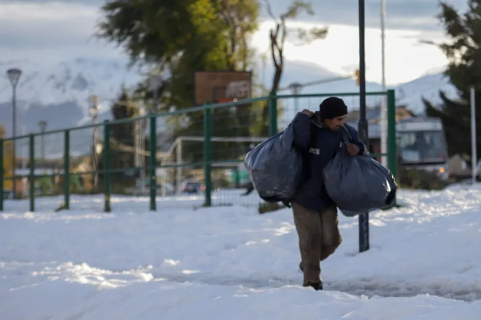 Cesó el temporal, pero la nieve sigue presente en los barrios altos 