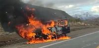 Video: Ardió por completo una camioneta en Ruta 40
