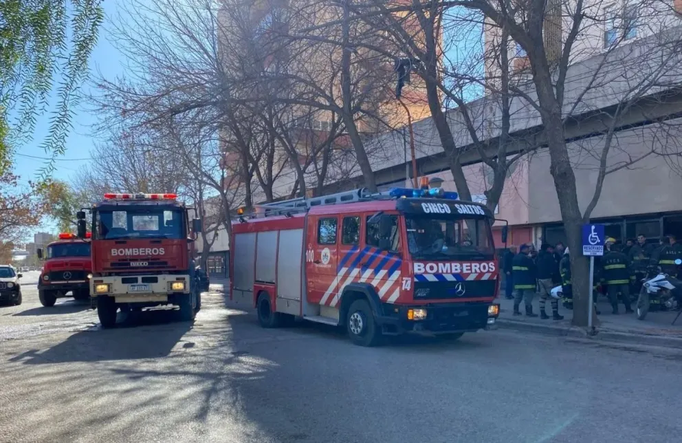 Niños jugando provocaron el incendio en un edificio en Cinco Saltos