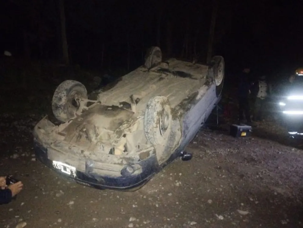 Se quedaron sin frenos cuando bajaban del cerro Piltriquitron y terminaron volcando