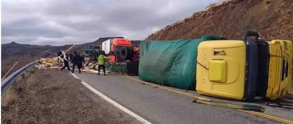 Mujer resultó herida en vuelco de camión con carga sobre la Ruta 40