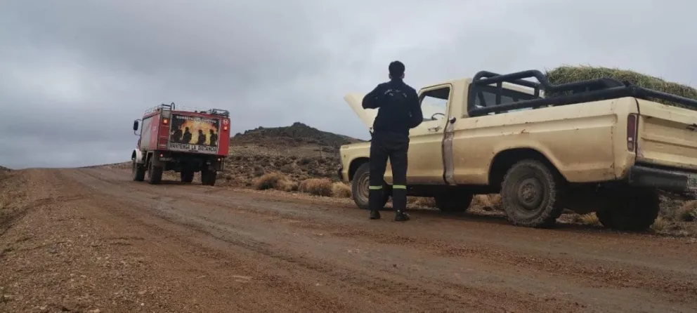 Bomberos de Pilcaniyeu auxiliaron a conductor varado en medio de la nevada