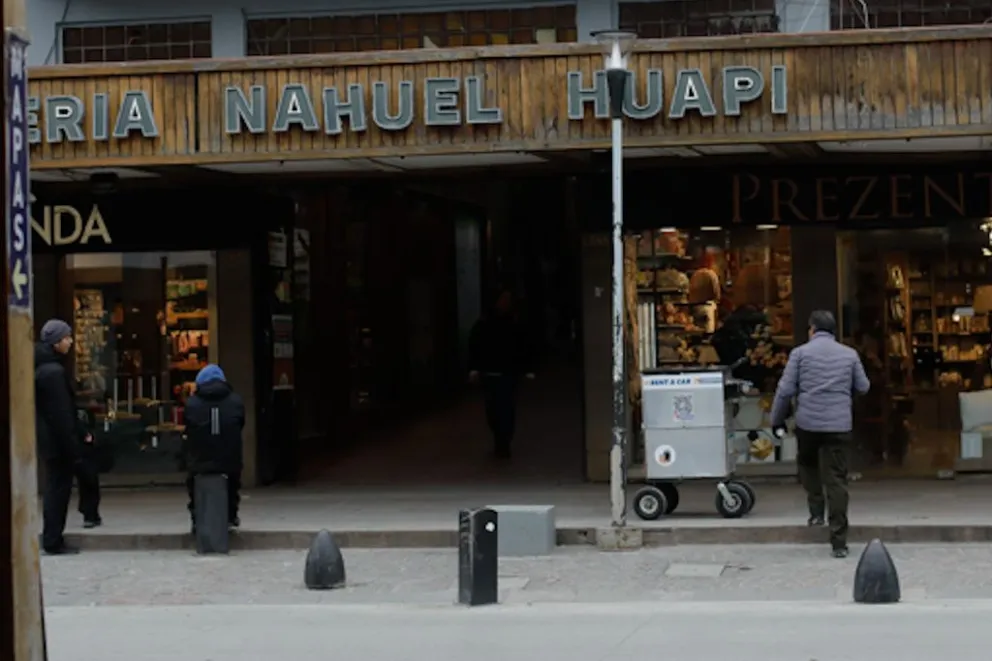 Violenta discusión entre arbolitos en una galería céntrica