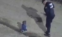 Policías rescataron a un bebé que gateaba solo durante la madrugada: mirá el video
