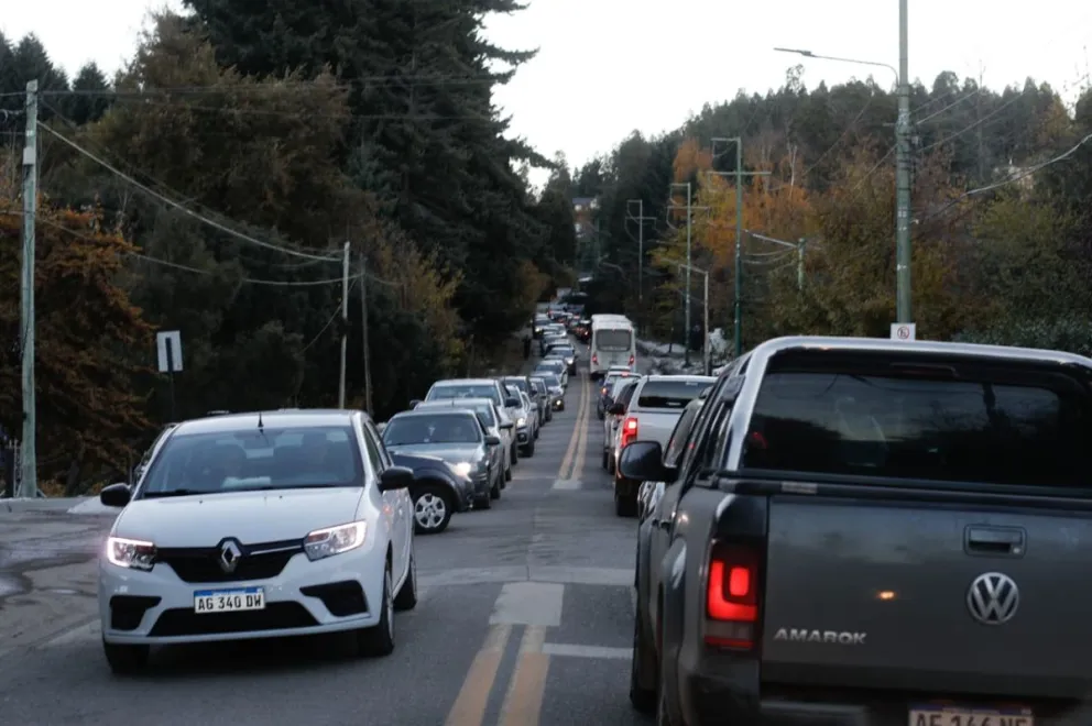 Los trabajos en Bustillo generaron una eterna fila de vehículos y mucho malestar