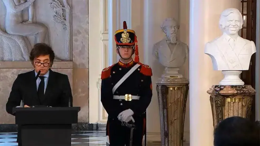 Milei inauguró un busto de Carlos Menem: "El mejor presidente de la historia"