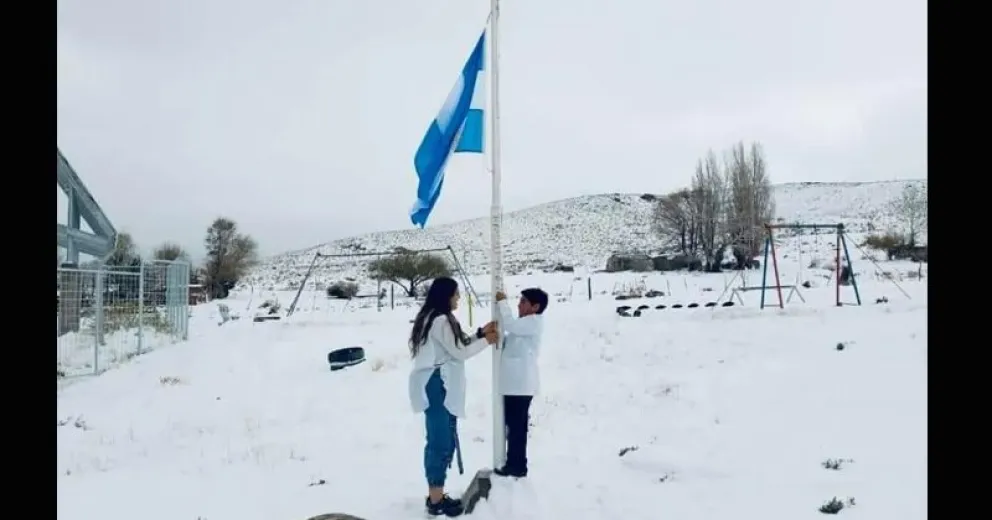 La nieve llegó a la Escuela Hogar de Cañadón Chileno