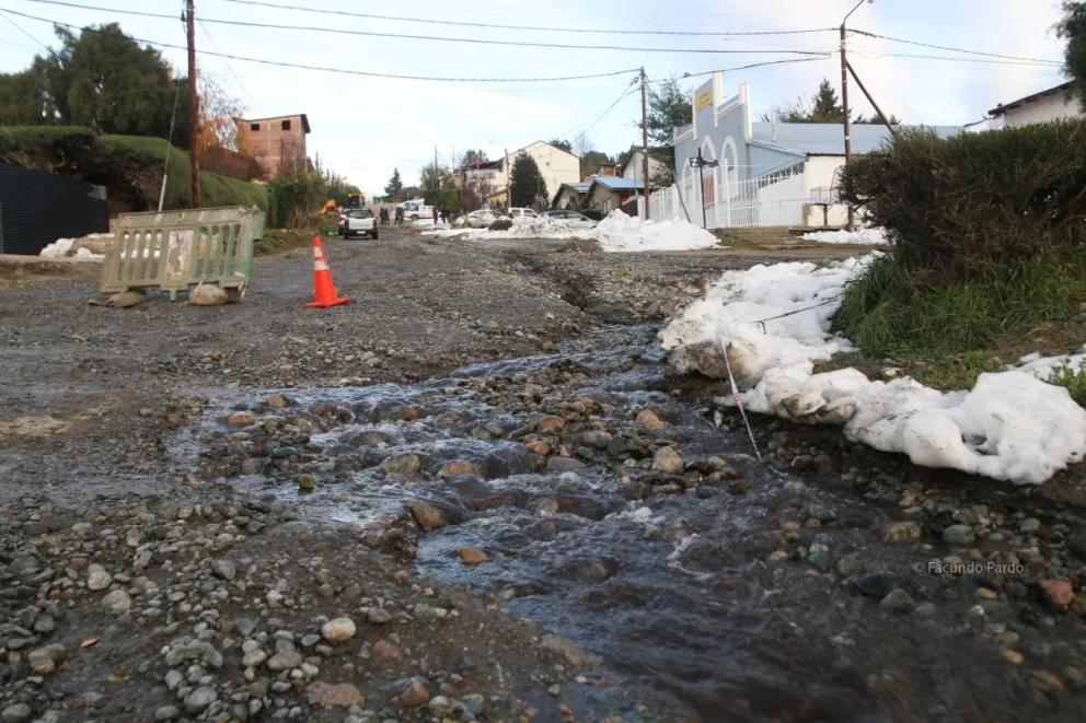 Corte de tránsito por reparación de un caño de agua en calle Puyehue 