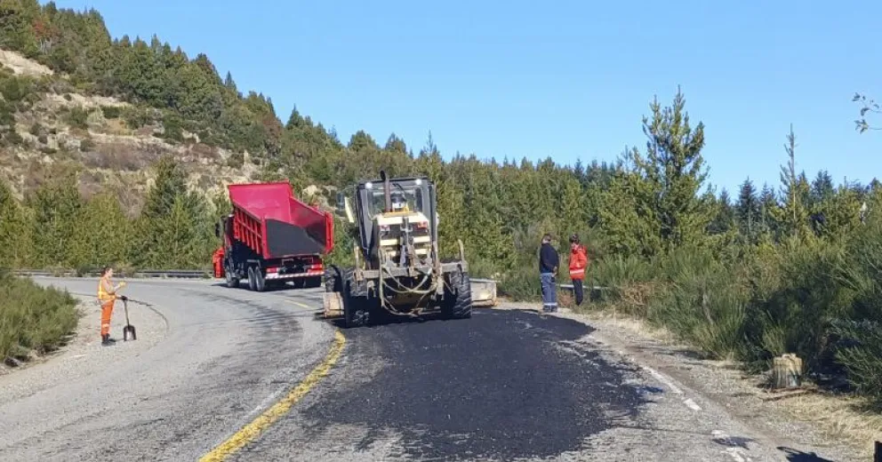 Realizan tareas de bacheo entre Bariloche y El Bolsón