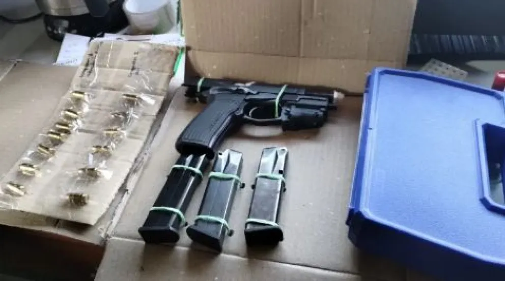 Secuestran armamento pesado en dos allanamientos de viviendas 