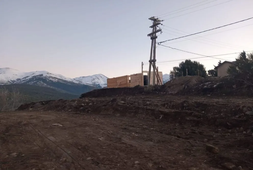 Cortan con maquinaria vial un cable subterráneo de media tensión