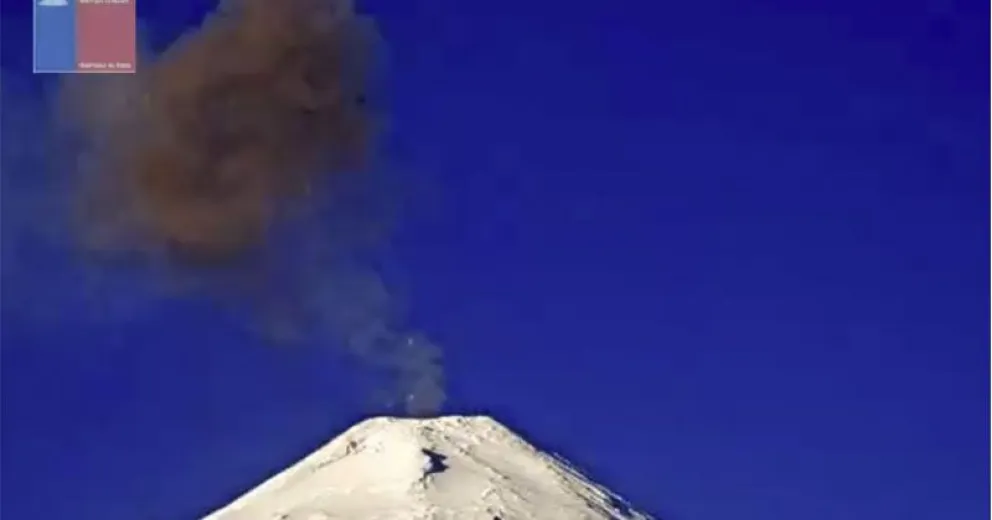 El Villarica lanzó fumarola a más de 300 metros sobre el nivel del cráter