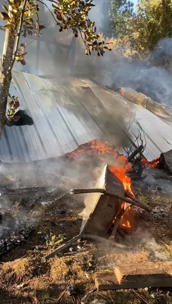 Las llamas consumieron por completo una vivienda de madera