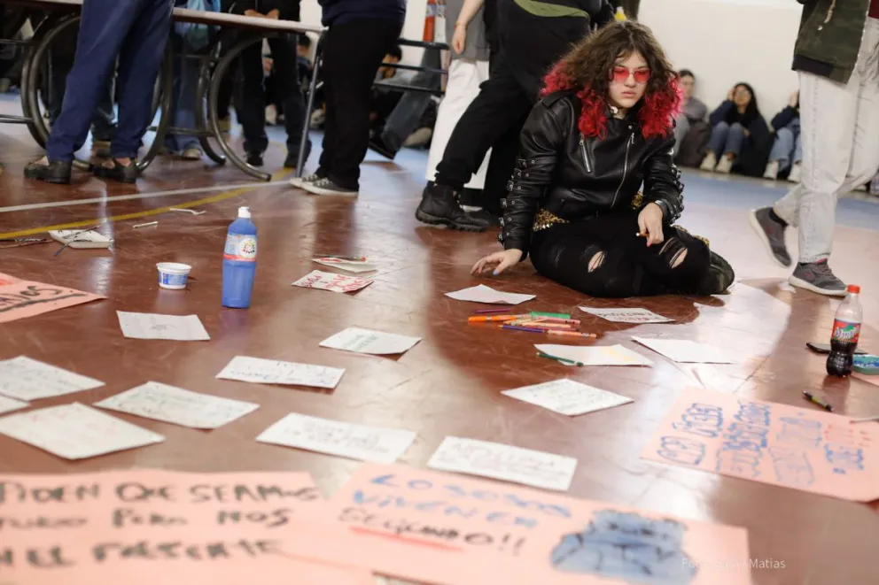 Estudiantes de la ESRN Nº 46 realizaron sentada para reclamar por el estado del edificio