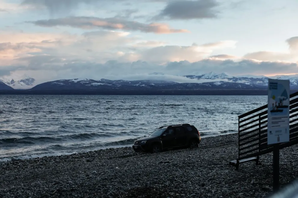Quiso exhibir las virtudes de su camioneta y quedó encajado en la playa Centenario
