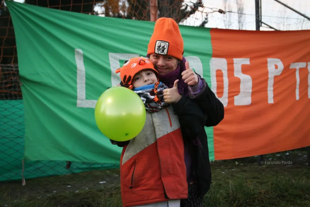  Preparan un festejo de los 50 años en el club, con chocolate y torta. 