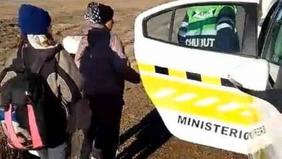 Rescataron a una mujer que caminaba con sus tres hijas por una ruta