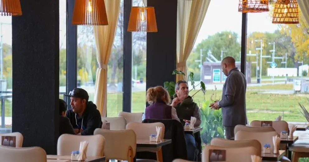 Un restaurante busca jubilados para trabajar de mozos