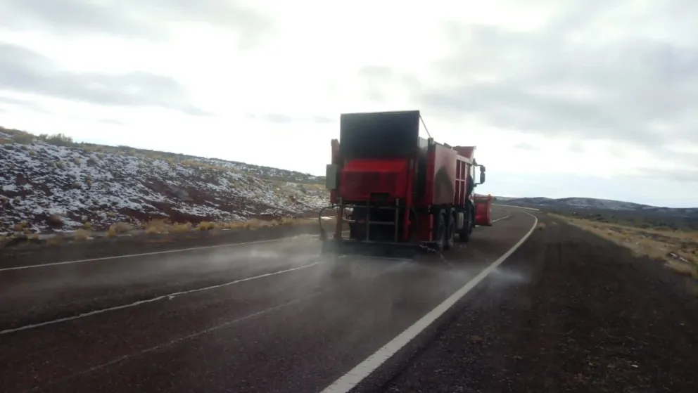 ¿Cómo es el proceso para prevenir la formación de hielo sobre las rutas?