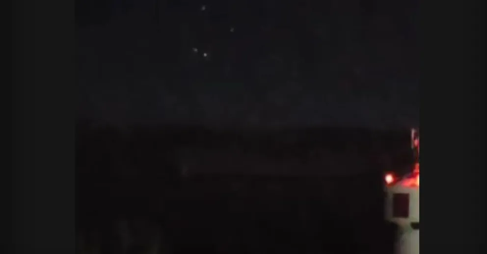 Video: controlador aéreo barilochense filmó luces "extrañas" en el firmamento