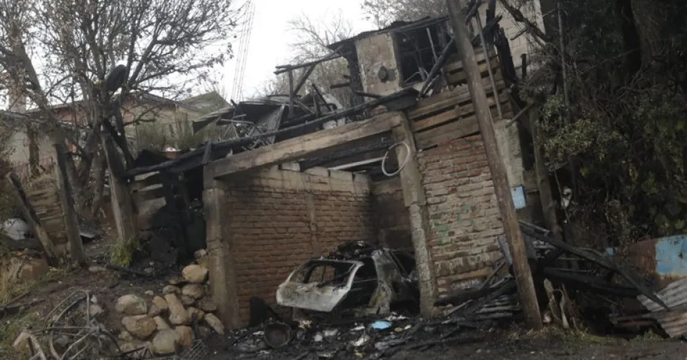 Dos bomberos heridos tras fuerte explosión durante un incendio en Bariloche