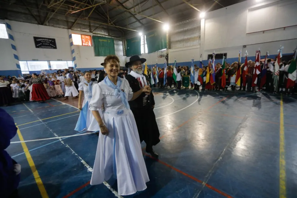 Bariloche celebró el 25 de Mayo y colmó de espíritu patrio el Municipal 1