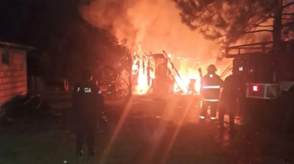 Un hombre prendió fuego su casa con sus tres hijos adentro: la madre pudo salvarlos