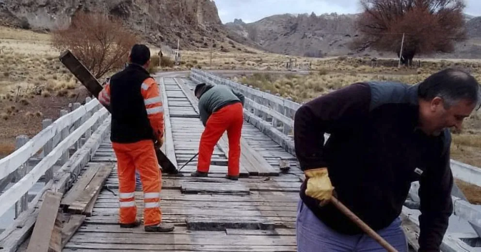 Finalizaron la reparación del puente en Pichileufu Abajo
