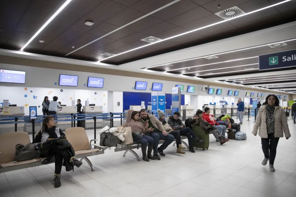 Una imagen del aeropuerto barilochense: en el Emprotur desean que los turistas chilenos lleguen durante todo el año (foto: Eugenia Neme).