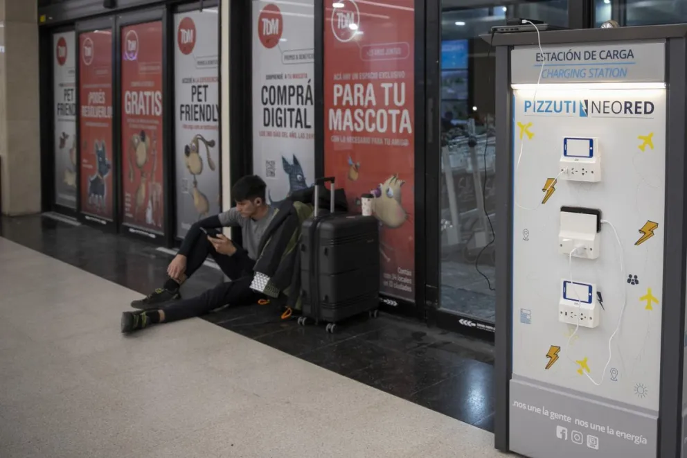 Luego de 30 vuelos suspendidos en Bariloche, aeronáuticos levantaron la medida de fuerza
