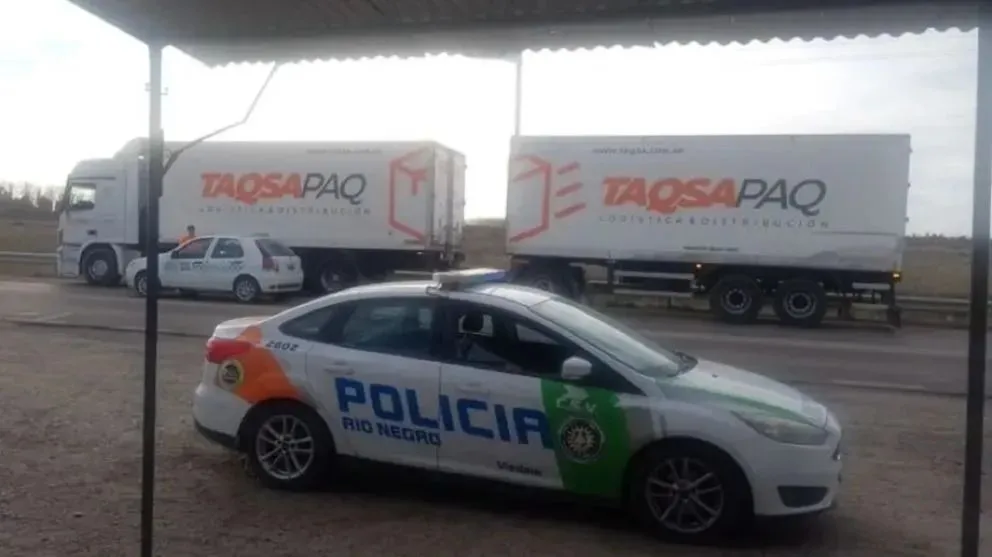 Detuvieron a un camión sin habilitación que circulaba por la provincia con 10 bidones de ácido