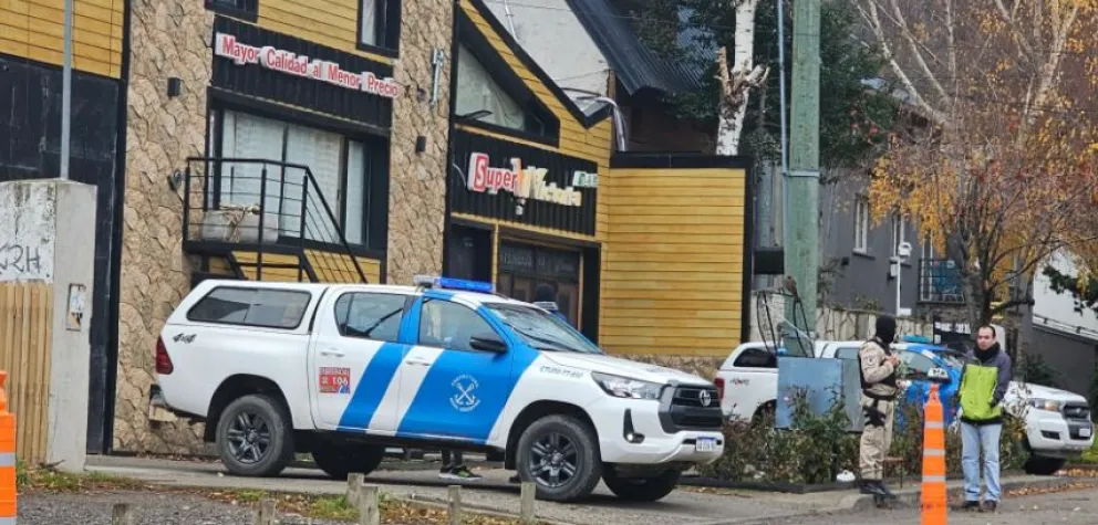 Rescatan a víctimas de trata, secuestran armas y dinero en supermercado 