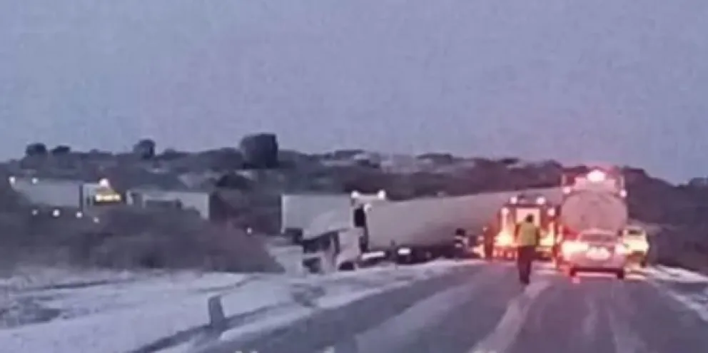 Violento choque entre un camión con acoplado y un vehículo particular en Ruta 237