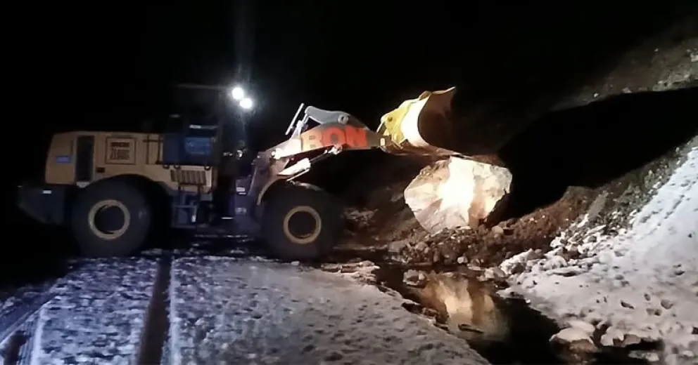 Remueven una gran piedra caída a la vera de la Ruta 40