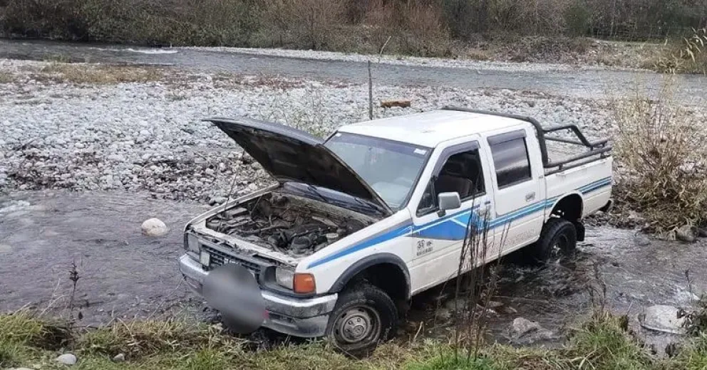 Una camioneta quedó encajada en el Quemquemtreu