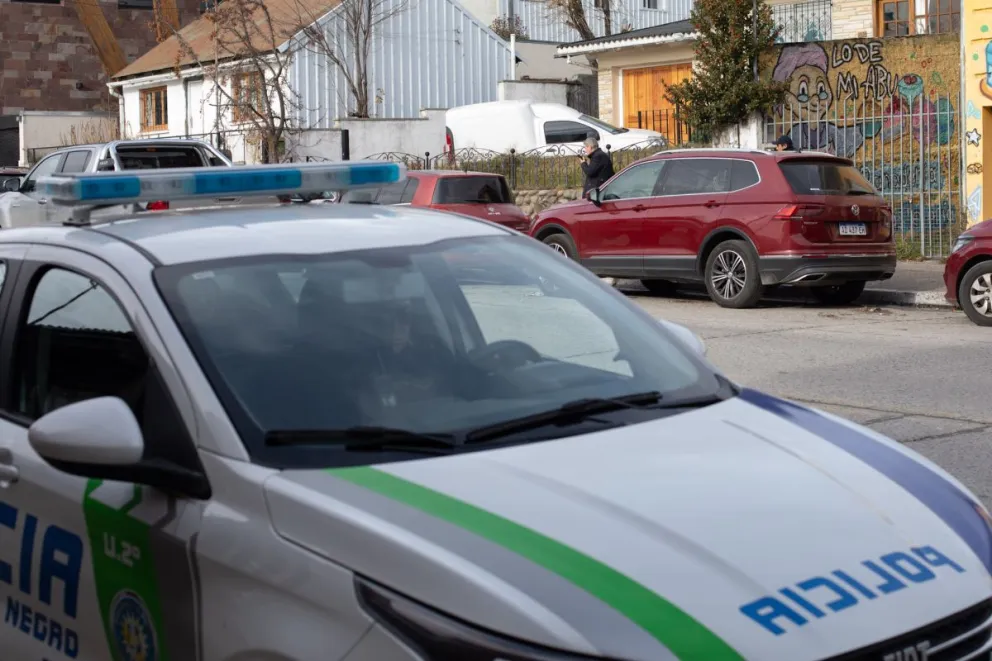 Detenidos en el centro de Bariloche por robar elementos de un auto estacionado