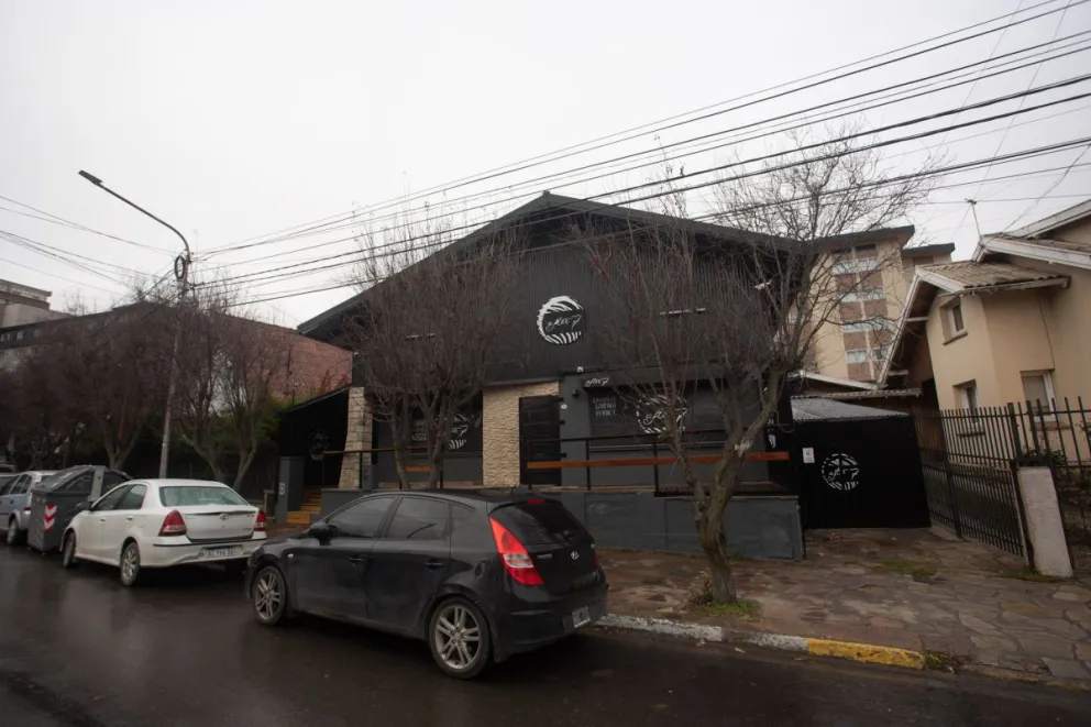 Lo apuñalaron afuera del boliche pero el local responderá en parte.