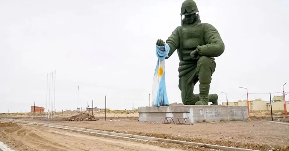 Un chubutense hizo el monumento de Malvinas más grande del país