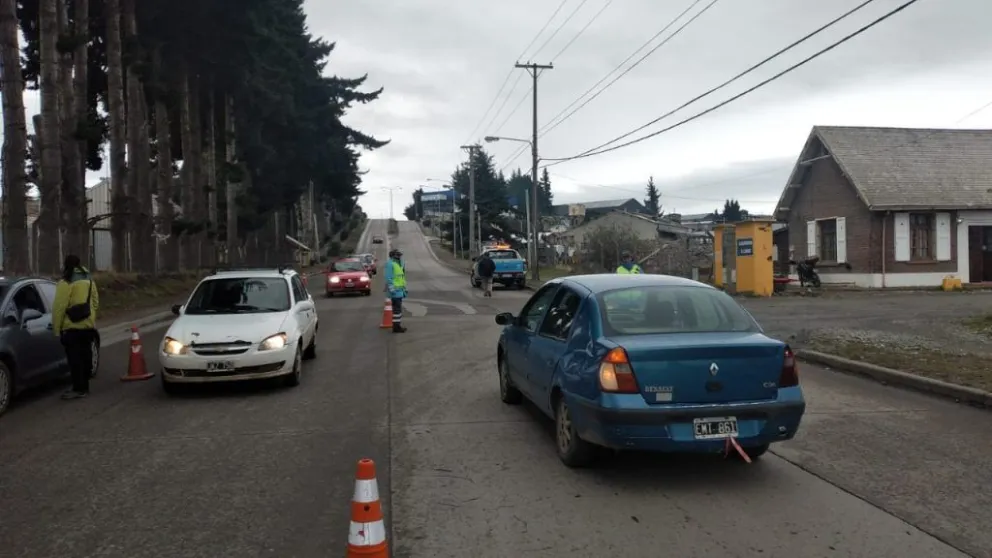 Retienen tres vehículos en control sorpresa en calle Esandi