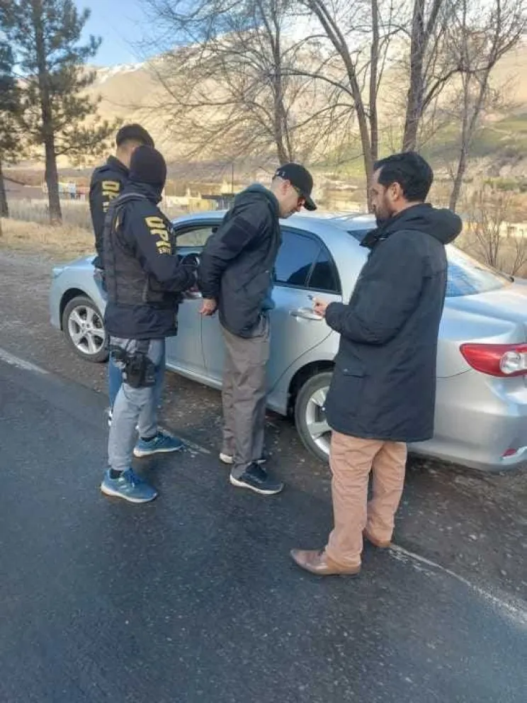 Un policía fue detenido por presunta coacción agravada cuando intentaba salir por la portada de Esquel