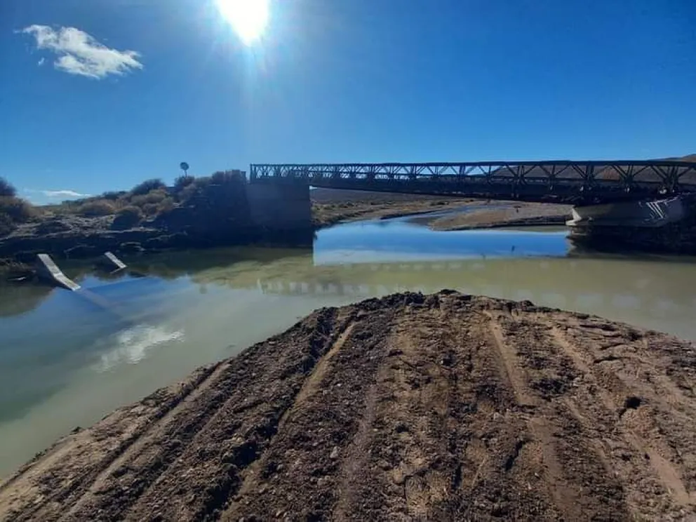 Vehículos livianos no podrán atravesar el vado de río Chico