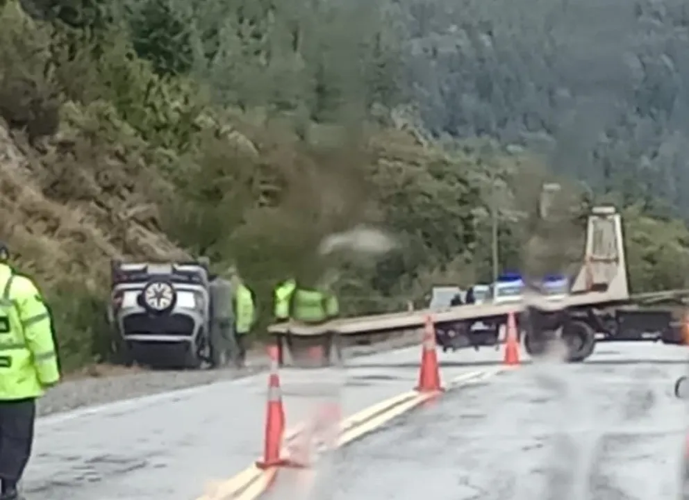 Vuelco en Ruta 40 provocó demoras en el tránsito entre Bariloche y El Bolsón 